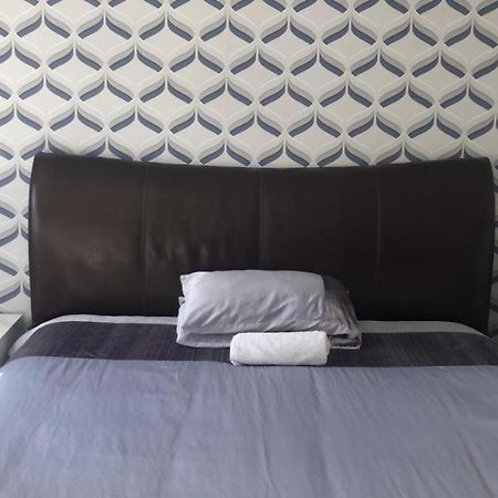 Superking Bedroom Close To The A30 캠본 외부 사진