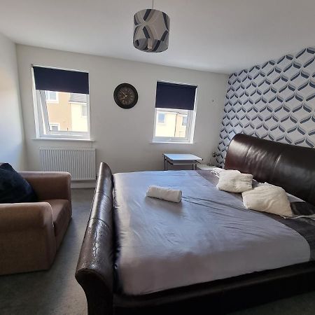 Superking Bedroom Close To The A30 캠본 외부 사진