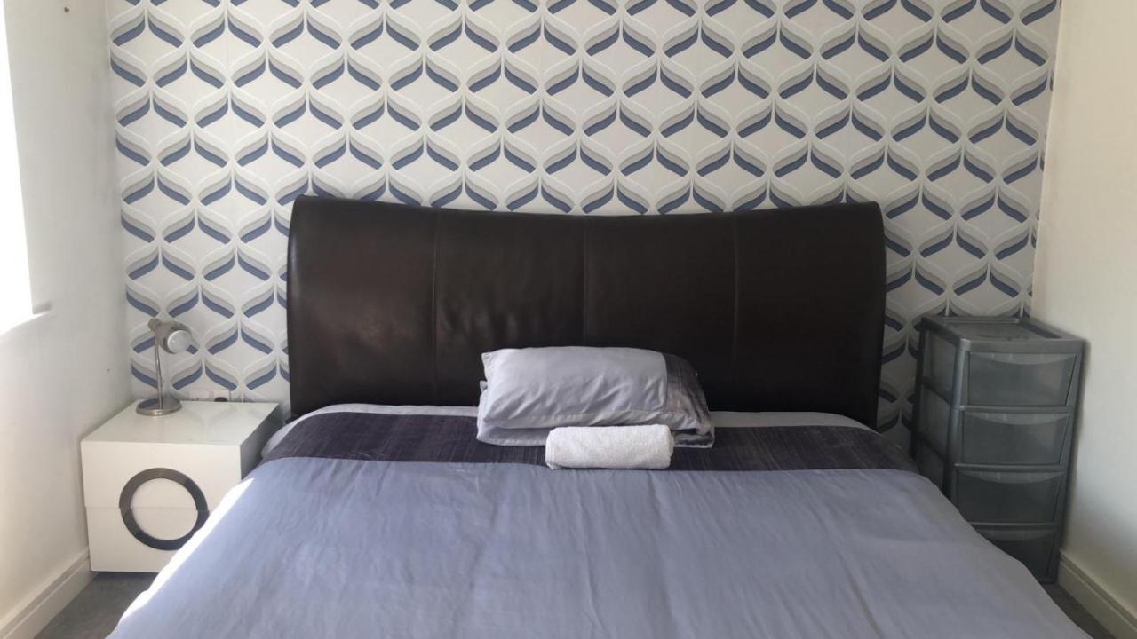 Superking Bedroom Close To The A30 캠본 외부 사진