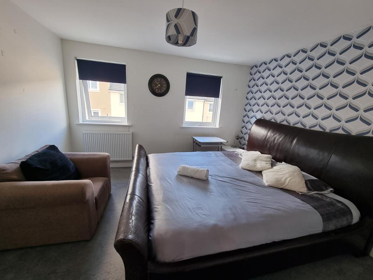 Superking Bedroom Close To The A30 캠본 외부 사진