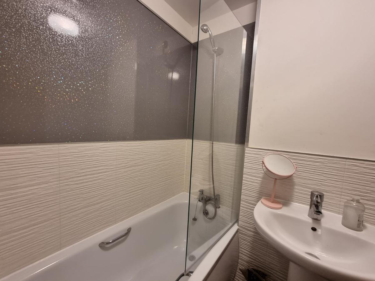 Superking Bedroom Close To The A30 캠본 외부 사진