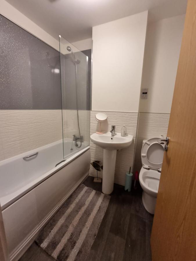 Superking Bedroom Close To The A30 캠본 외부 사진
