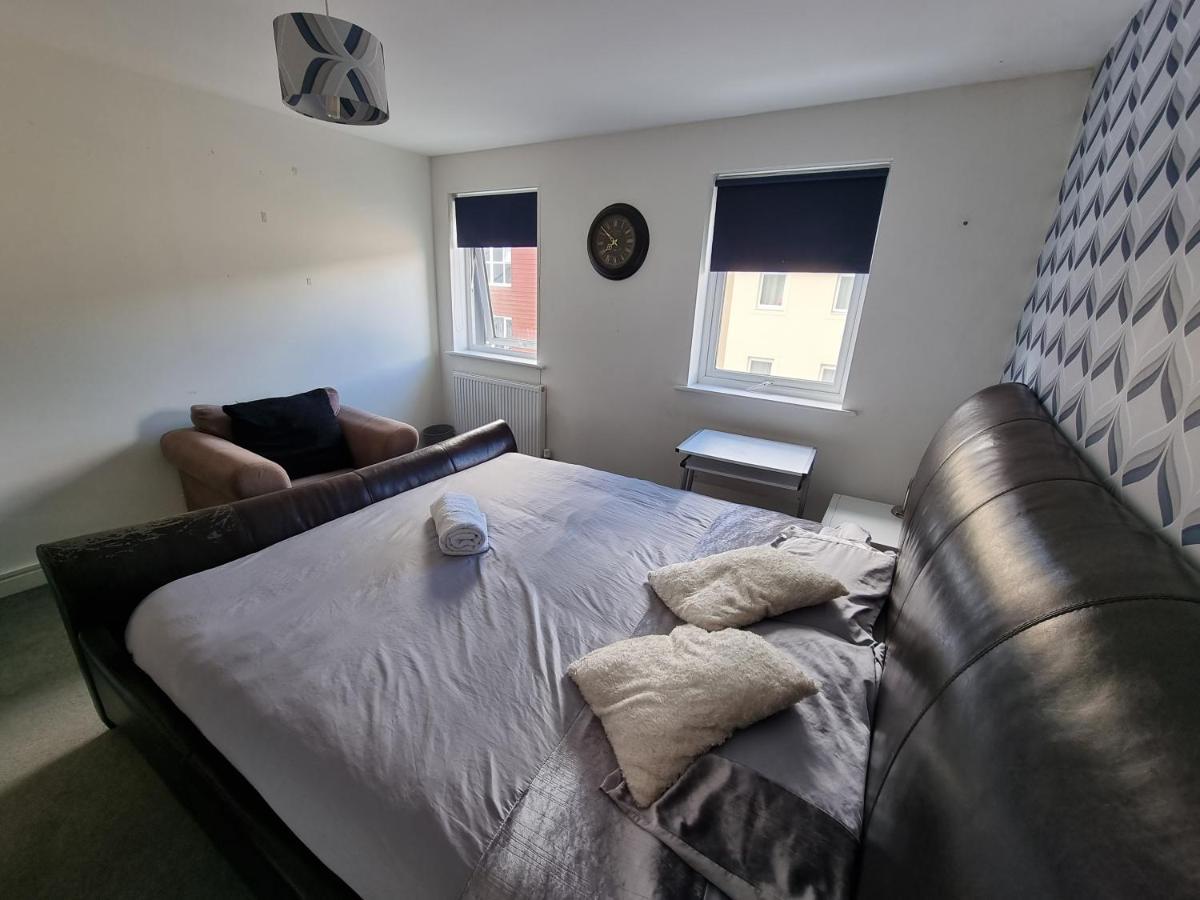 Superking Bedroom Close To The A30 캠본 외부 사진